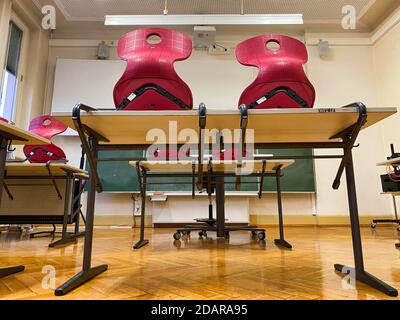 Leeres Klassenzimmer, sitzend, Einzeltische ohne Distanzregel, Corona-Krise, Deutschland Stockfoto