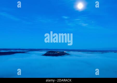 Nebel im Elbtal, Sachsen, Deutschland, Blick von Lilienstein auf die Festung Königstein im Mondschein, Nationalpark Sächsische Schweiz Stockfoto