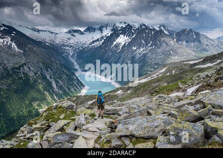 Wandern auf dem Berliner Höhenweg, Schlegeisstausee, Schlegeisstausee, Zillertaler Alpen, Schlegeiskeesgletscher, Zillertal, Tirol, Österreich Stockfoto