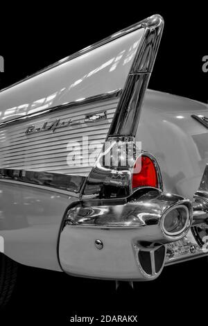 Oldtimer Detail, Chevrolet Bel Air 1957, in schwarz und weiß, mit roter Bremsleuchte Stockfoto