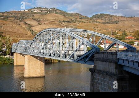 Pinhao, Portugal - Oktober 17: Blick auf die Stadt Pinhão, auf einer schönen Biegung des Rio Douro, ca. 25 km flussaufwärts von Peso da Régua in Portugal auf OC Stockfoto