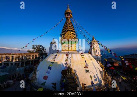 Swayambhunath, Stupa mit den allsehenden Augen Buddhas, buddhistisches Heiligtum, Tempelkomplex, Kathmandu, Nepal Stockfoto