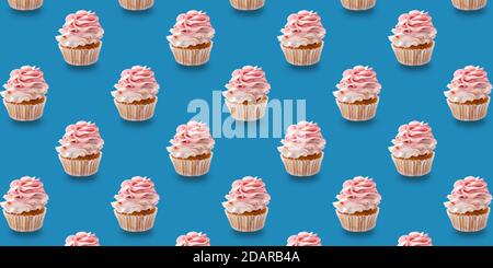Biskuitkuchen mit Sahne in Form einer Rose auf einem blau isolierten Hintergrund.das Konzept der Feier. Nahtloses Muster. Originelles Verpackungsdesign Stockfoto