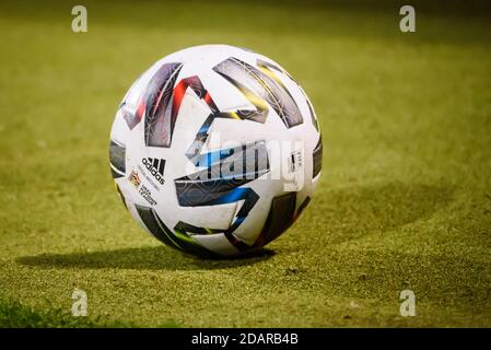 RIGA, LETTLAND. November 2020. Adidas offizieller Matchball. UEFA NATIONS LEAGUE Spiel zwischen der Nationalmannschaft Lettland und der Nationalmannschaft Färöer Inseln. Kredit: Gints Ivuskans/Alamy Live Nachrichten Stockfoto