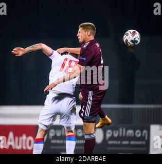 RIGA, LETTLAND. November 2020. Kaspars Dubra (R), während des UEFA NATIONS LEAGUE-Spiels zwischen der Nationalmannschaft Lettland und der Nationalmannschaft Färöer. Kredit: Gints Ivuskans/Alamy Live Nachrichten Stockfoto