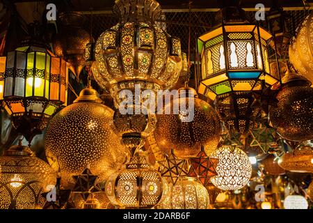 Verschiedene Lampen aus Messing oder Kupfer und farbigen Glas zum Verkauf aufgehängt, Souk, Basar, Marrakesch, Marokko Stockfoto