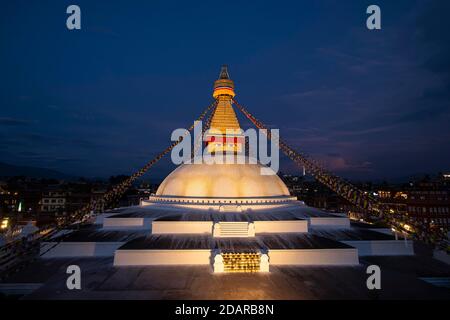 Boudha Stupa mit den allsehenden Augen Buddhas im Abendlicht, Boudanath, auch Bodnath, buddhistisches Heiligtum und Wallfahrtsort in Kathmandu Stockfoto