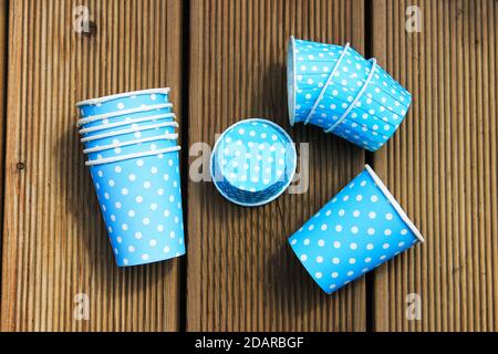 Pappbecher und Ausstechformen für blauen Cupcake mit Weiß Punkte Stockfoto