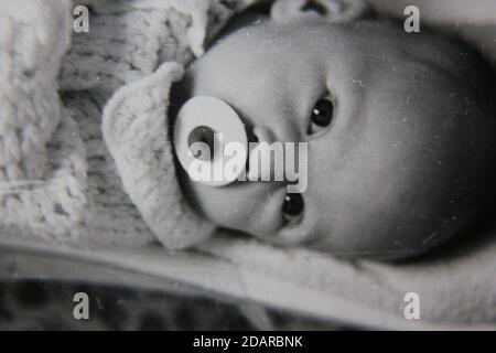 Feine 70er Jahre Vintage Schwarz-Weiß-Fotografie eines Babybildes. Stockfoto