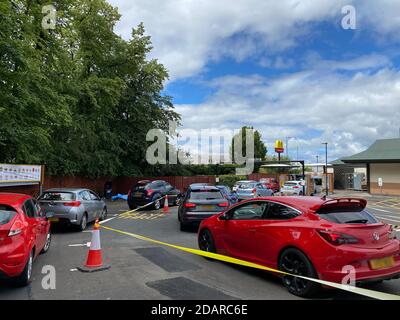 London, England, UK - 11. November 2020: McDonalds fahren durch folgende Sperre des Restaurants wegen covid-19 Stockfoto
