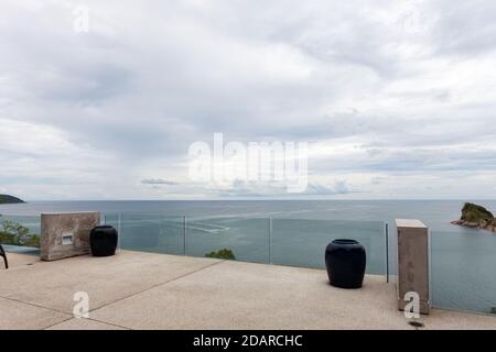 Terrasse mit Blick auf die Landschaft Natur tropisches Meer Stockfoto