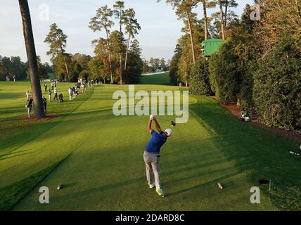 Augusta, Usa. November 2020. Jon Rahm schlägt sich am Samstag, den 14. November 2020, in der dritten Runde des Masters-Golfturniers 2020 im Augusta National Golf Club in Augusta, Georgia, auf das achtzehnte Loch ab. Foto von Kevin Dietsch/UPI Kredit: UPI/Alamy Live News Stockfoto