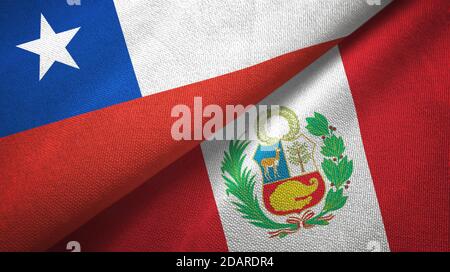 Chile und Peru zwei Flaggen Textiltuch, Stoff Textur Stockfoto