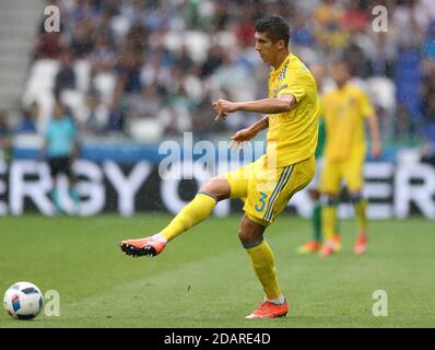 LYON, FRANKREICH - 16. JUNI 2016: Yevhen Khacheridi aus der Ukraine spielt beim UEFA EURO 2016 Spiel gegen Nordirland im Stade de Lyon Stadion in Lyon, Frankreich, einen Ball Stockfoto