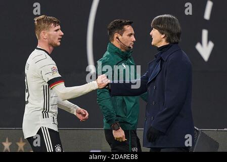 Leipzig, Deutschland. November 2020. Timo WERNER, DFB 9 DFB-Headcoach Joachim Jogi LOEW, LÖW, Wechsel, Ersatz, im Spiel DEUTSCHLAND - UKRAINE UEFA Nations League, Deutsche Fußball Nationalmannschaft, DFB , Saison 2020/2021 in Leipzig, Deutschland, 14. November 2020 © Peter Schatz / Alamy Live Nachrichten wichtig: Die DFB-Vorschriften verbieten die Verwendung von Fotos als Bildsequenzen und/oder quasi-Video. Quelle: Peter Schatz/Alamy Live News Stockfoto
