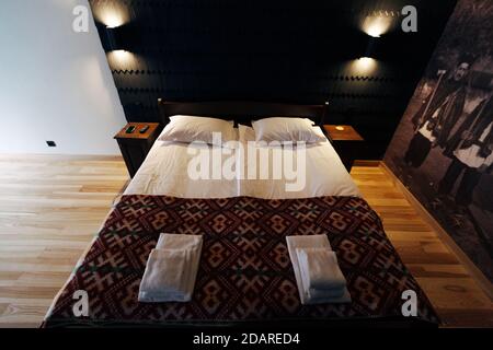 Hotelzimmer. Holzoberfläche. Schöne Innenausstattung mit zwei Betten Stockfoto