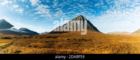 Panorama von Buachaille Etive Mor, Glen Coe in der Argyll-Region des schottischen Hochlandes an einem hellblauen Herbsttag mit Makrelenwolken. Stockfoto