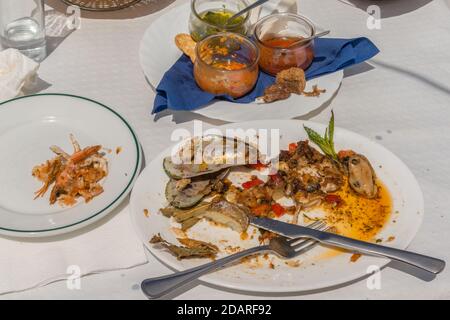 Restaurant 'Rincon del Campesino' in Las Rosas, Reste einer typisch spanischen Mahlzeit, La Gomera, Kanarische Inseln, Spanien, Stockfoto