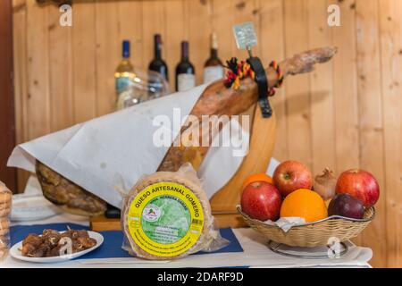 Schaubrett mit Schinken, Obst, Ziegenkäse und Feigen im Restaurant Rincon del Campesino, Las Rosas, La Gomera, Spanien Stockfoto