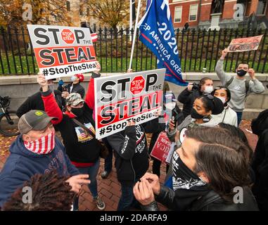 Stop the Steal, Massachusetts State House, Boston, Massachusetts, USA. 14. November 2020. Eine kleine Gruppe von Anhängern des aktuellen US-Präsidenten Donald Trump konfrontiert mit Anti-Trump, verweigern Faschismus, Demonstranten vor dem Massachusetts State House. Die Trump-Anhänger trugen Schilder mit „Stoppt den Diebstahl“, die Trumps Behauptung widerhallten, die Demokraten hätten die Wahl 2020 gestohlen. Stoppen Sie die stehlen Demonstrationen ereignete sich in den Vereinigten Staaten am Samstag. Kredit: Chuck Nacke / Alamy Live Nachrichten Stockfoto