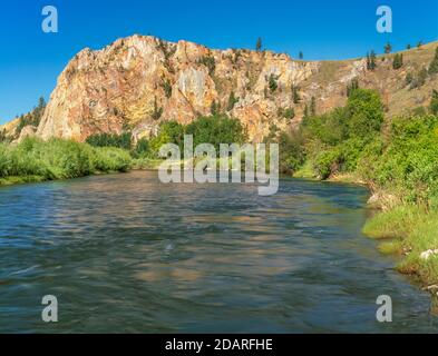 clark Fork River unter Klippen in der Nähe von Bearmouth, montana Stockfoto