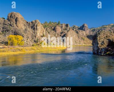 Herbstfarben und Klippen entlang des missouri Flusses in der Nähe von dearborn, montana Stockfoto