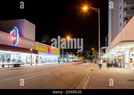 MIAMI BEACH, FL, USA - 13. NOVEMBER 2020: Geschäfte in der Miami Beach Collins Avenue