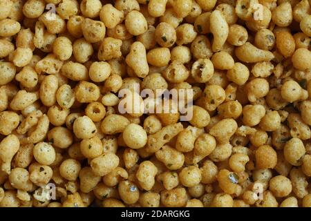 Boondi Masala (gebratene würzige Kichererbsenmehlkugeln). Blick von oben auf den Haufen. Nahaufnahme Stockfoto