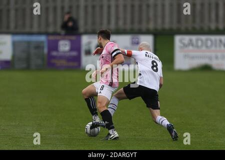 DARLINGTON, ENGLAND. 14. NOVEMBER tfs Adam Walker und Darlington will Hatfield während des Vanarama National League North Match zwischen Darlington und AFC Telford United in Blackwell Meadows, Darlington am Samstag, 14. November 2020. (Kredit: Mark Fletcher, Mi News) Kredit: MI Nachrichten & Sport /Alamy Live Nachrichten Stockfoto