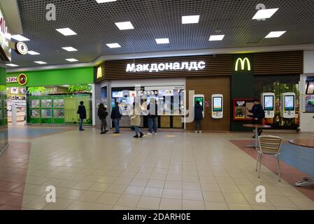 Blick auf das McDonalds Fast Food Restaurant im Einkaufszentrum Stockfoto