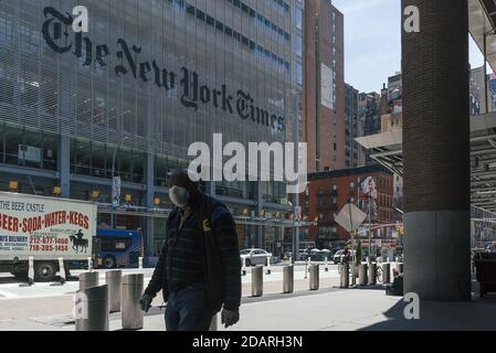 20.Mai 2020. Manhattan, New York, Usa. Ein Mann mit Gesichtsmaske geht vor dem Gebäude der New York Times auf der 8th Avenue. Stockfoto