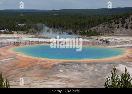 Besucher steigen am Montag, 3. August 2020, entlang der Promenade am Grand Prismatic Spring im Yellowstone National Park, Wyoming. Viele der Parks gehen an Bord Stockfoto