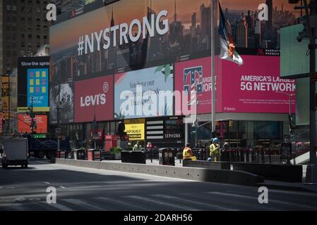 20.Mai 2020. Manhattan, New York, Usa. Bauarbeiter, die eine Pause machen und Werbetafeln, die Gesundheitsarbeiter und New Yorker in Times Square unterstützen. Stockfoto