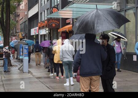 Manhattan, New York. 13. November 2020. Die Linie für einen Coronavirus-Test außerhalb eines CityMD (Notversorgung, Spaziergang in der medizinischen Klinik) auf der East 23rd Street. Stockfoto