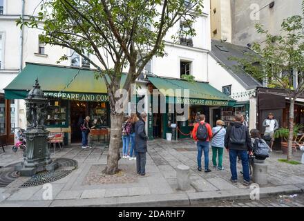 Der berühmte Old Book Store in Paris, Frankreich, Shakespeare und Unternehmen an einem bewölkten Nachmittag im frühen Herbst Stockfoto