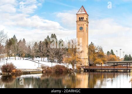 Der Great Northern Clocktower, der expo-Pavillon und der Spokane River im Riverfront Park während eines frühen Herbstschneehusses. Stockfoto