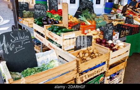 Auf dem überdachten Freiluftmarkt von Antibes an der französischen Riviera werden frische Produkte wie Gemüse und Obst in Kisten serviert. Stockfoto