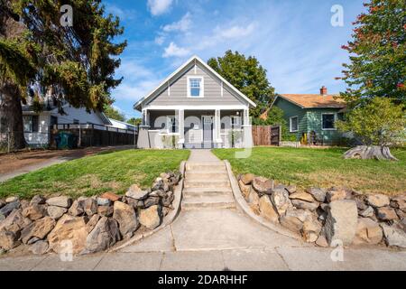 Ein typisches viktorianisches Vintage-Haus mit Dachboden in der Innenstadt von Spokane, Washington. Stockfoto