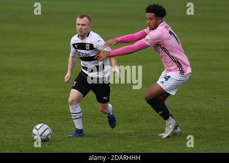 DARLINGTON, ENGLAND. 14. NOVEMBER Adam Campbell von Darlington in Aktion mit Dominic McHale von AFC Telford während der Vanarama National League North Spiel zwischen Darlington und AFC Telford United in Blackwell Meadows, Darlington am Samstag 14. November 2020. (Kredit: Mark Fletcher, Mi News) Kredit: MI Nachrichten & Sport /Alamy Live Nachrichten Stockfoto