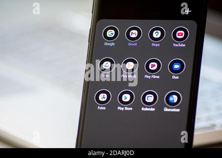 Wien / Österreich / 13. November 2020: Schwarz glänzendes dünnes Smartphone mit verschiedenen Google-Anwendungen Stockfoto