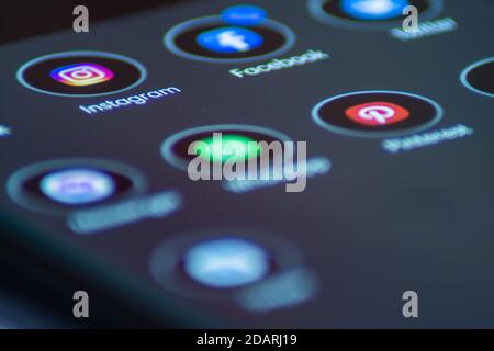 Wien / Österreich / 13. November 2020: Nahaufnahme der Instagram Social Media Anwendung und anderer Apps auf dem android Smartphone Stockfoto