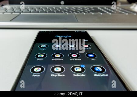 Wien / Österreich / 13. November 2020: Google-Anwendungen in der Gruppe auf dem Smartphone vor grau der Laptop Stockfoto