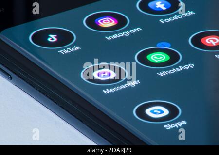 Wien / Österreich / 13. November 2020: Eine Benachrichtigung über WhatsApp-Anwendung zwischen anderen Apps platziert Stockfoto