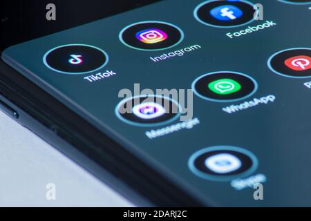 Wien / Österreich / 13. November 2020: TIK Tok, Instagram und andere Social Media Apps auf dem schwarzen Thin Smartphone Stockfoto