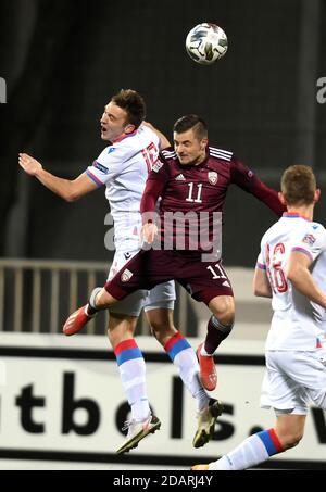 Riga, Lettland. November 2020. Gunnar Vatnhamar (L) der Färöer-Inseln lebt mit dem lettischen Roberts Savalnieks während ihres Fußballspiels der UEFA Nations League in Riga, Lettland, am 14. November 2020. Kredit: Edijs Palens/Xinhua/Alamy Live Nachrichten Stockfoto