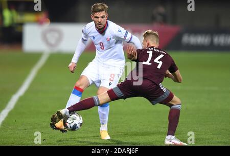 Riga, Lettland. November 2020. Rogvi Baldvinsson (L) der Färöer-Inseln steht mit dem lettischen Andrejs Ciganiks während ihres Fußballspiels der UEFA Nations League am 14. November 2020 in Riga, Lettland, im Spiel. Kredit: Edijs Palens/Xinhua/Alamy Live Nachrichten Stockfoto