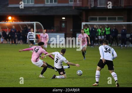 DARLINGTON, ENGLAND. 14. NOVEMBER Dominic McHale von AFC Telford erzielt am Samstag, 14. November 2020, im Vanarama National League North Match zwischen Darlington und AFC Telford United in Blackwell Meadows, Darlington, ihr zweites Tor. (Kredit: Mark Fletcher, Mi News) Kredit: MI Nachrichten & Sport /Alamy Live Nachrichten Stockfoto