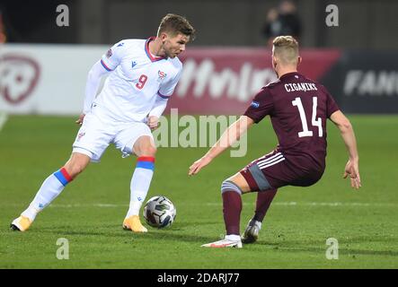 Riga, Lettland. November 2020. Rogvi Baldvinsson (L) der Färöer-Inseln steht mit dem lettischen Andrejs Ciganiks während ihres Fußballspiels der UEFA Nations League am 14. November 2020 in Riga, Lettland, im Spiel. Kredit: Edijs Palens/Xinhua/Alamy Live Nachrichten Stockfoto