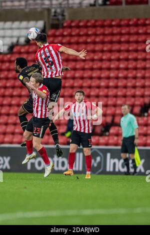 SUNDERLAND, ENGLAND. 14. NOVEMBER Bailey Wright klettert am höchsten, um den Ball von Cameron Jerome während des Sky Bet League 1-Spiels zwischen Sunderland und MK Dons im Stadion of Light, Sunderland am Samstag, 14. November 2020 zu löschen. (Kredit: Trevor Wilkinson) Gutschrift: MI Nachrichten & Sport /Alamy Live Nachrichten Stockfoto