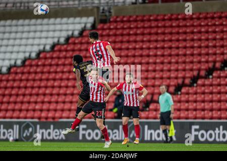 SUNDERLAND, ENGLAND. 14. NOVEMBER Bailey Wright klettert am höchsten, um den Ball von Cameron Jerome während des Sky Bet League 1-Spiels zwischen Sunderland und MK Dons im Stadion of Light, Sunderland am Samstag, 14. November 2020 zu löschen. (Kredit: Trevor Wilkinson) Gutschrift: MI Nachrichten & Sport /Alamy Live Nachrichten Stockfoto